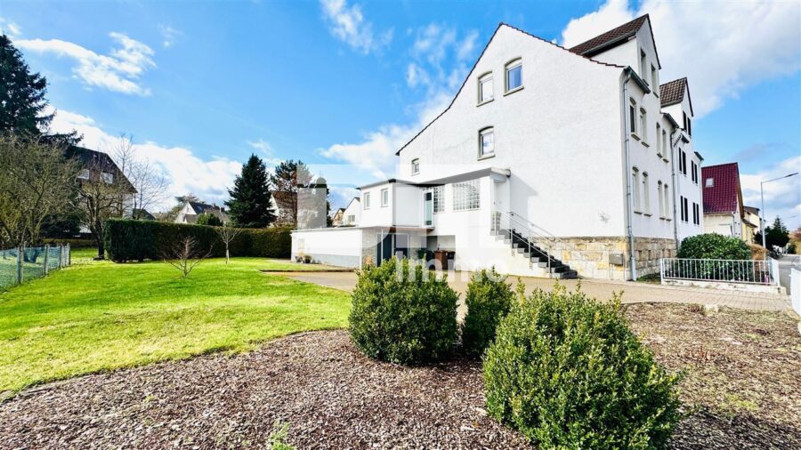 Ein bis Zweifamilienhaus mit 2 Terrassen, Garage und angelegtem Gartenbereich - Grundstück / Stellplätze / Garten